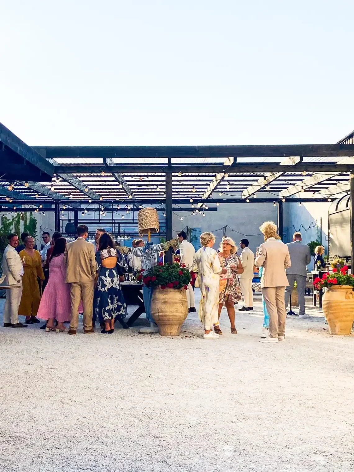 Öppen industrilokal med gäster under ett livligt event i Fabriken.