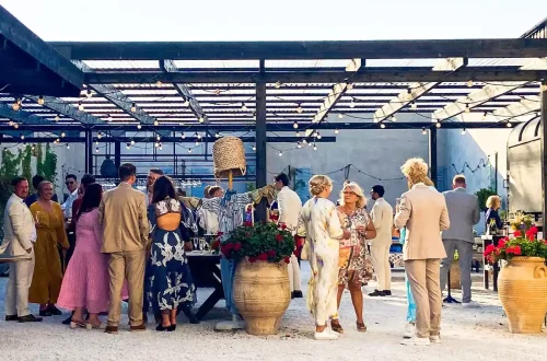 Öppen industrilokal med gäster under ett livligt event i Fabriken.
